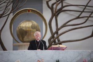 arcybiskup jędraszewski w sanktuarium w łagiewnikach